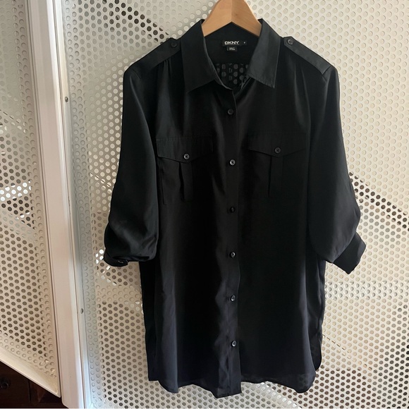 DKNY Button Down Collared Shirt With Roll Tab Sleeves Size Medium in Black - Picture 1 of 8